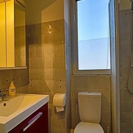 - 2 Pers, 24 M2, 1/0 *